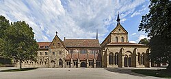 Klosterfront und romanische, später gotisierte Klosterkirche mit Vorhalle