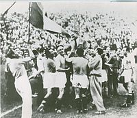 černobílá fotografie, fotbalisté Itálie oslavují vítězství ve finále MS ve fotbale 1934 nad Československem