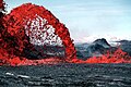 Fuente de lava pahoehoe de aproximadamente 10 metros de altura al sur de Pu‘u Kahaualea en Hawaii. La lava pahoehoe (del Hawaiano pāhoehoe, que significa "suave") son generalmente coladas de lavas basálticas. Su superficie una vez solidificada es ondulada, encordonada e incluso lisa. Estas superficies se deben al movimiento muy fluido de la lava bajo una corteza que se va coagulando. Las coladas de este tipo avanzan como una serie de pequeños lóbulos y dedos que rompen continuamente la superficie enfriada. Por U.S. Geological Survey.