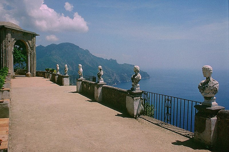 File:Ravello-Villa Cimbrone.jpg