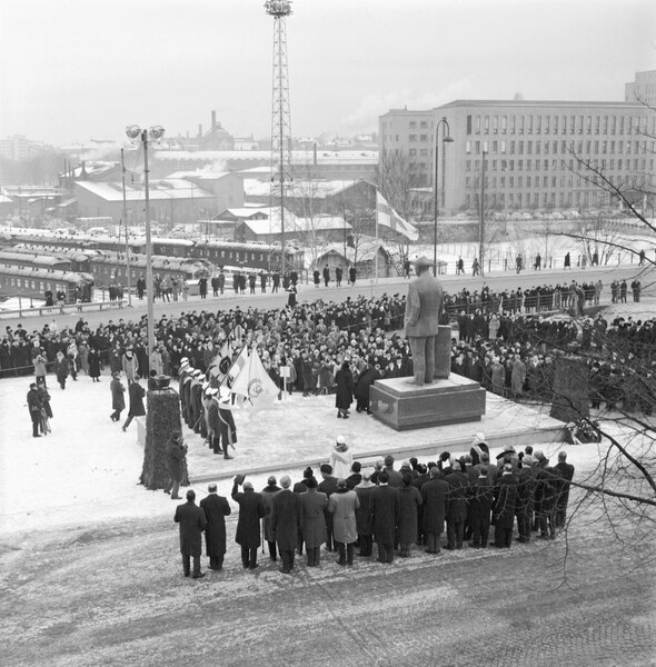 File:Unveiling of the statue of Svinhufvud in front of the Parliament House 1961 (JOKAUAS2 8557-3).tif