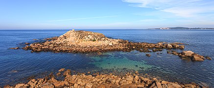 2017 Illote perante a Ermida da Nosa Señora da Lanzada. Noalla, Sanxenxo. Galiza.jpg