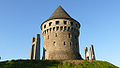 The Tanguy tower hosts a museum of the history of Brest; in the background, the Pont de Recouvrance (Recouvrance Bridge).