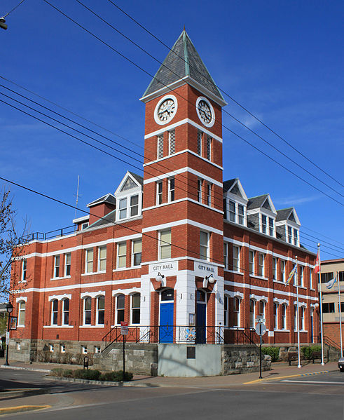 File:Duncan City Hall - British Columbia.jpg