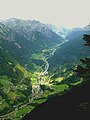 Blick auf den Dalaaser Tunnel und Dalaas; Blickrichtung Osten: Am li. Hang die Arlbergbahn mit dem Ostkopf des Bahnhofes Dalaas