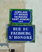 Plaque du jumelage de la rue du Faubourg-Saint-Honoré à Paris avec la Cinquième avenue à New York.