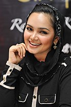 Siti mempromosikan SimplySiti untuk pasaran Malaysia (kiri) dan Brunei (kanan) pada 2010 dan 2011.