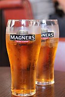 Zwei pints Magners Cider