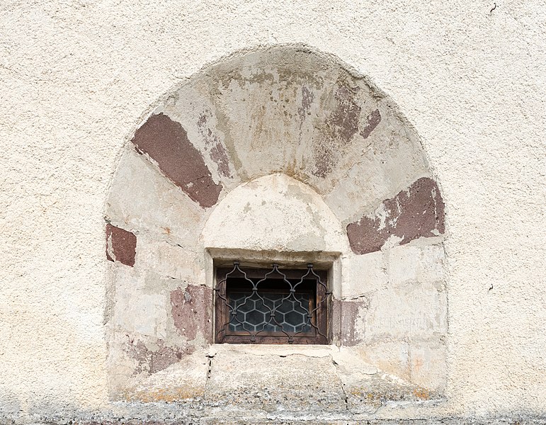 File:Magdalensberg Filialkirche hll. Helena und Maria Magdalena W-Wand Gitterfenster 15042022 2469.jpg