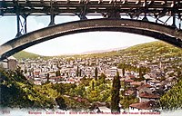 Blick durch die Čolin-Potok-Brücke auf Sarajevo