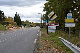 Entrée de Saint-Yorre par la route départementale 906e avec panneaux