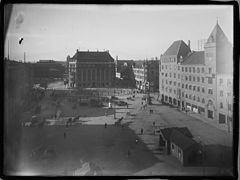 Den norske Amerikalinjes hovedkontor bak stod ferdig 1919, Det Forenede Dampskibs-Selskabs hus ved Karl Johans gate 1919 og Tårnbygningen i Jernbanetorget 4 1916. Plassen ble nyregulert 1915. Foto: Marthinius Skøien/Nasjonalbiblioteket