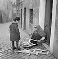 L'usanza di accendere dei fuochi d'inverno per le strade a Roma, 1937 (Willem van de Poll)