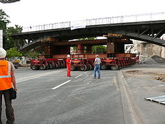 Déplacement de l'ancien tablier, lourd de 650 tonnes[19], vers le chantier de l'entreprise sur des remorques Kamag.