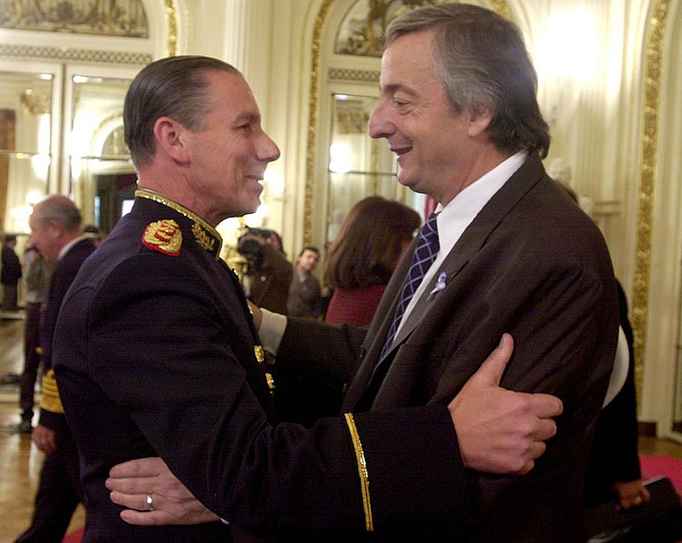 File:Néstor Kirchner y el General Bendini-Buenos Aires-25 de mayo de 2004.jpg