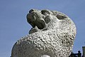 L'une des deux sculptures de lion du monument national.