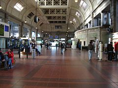 Acceso a la estación en el vestíbulo de la estación ferroviaria