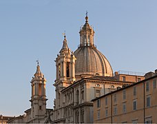 Cúpula y campaniles flanqueándola