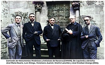 Miembros de la Comisión de Monumentos de Navarra. De izda. a dcha. José María Huarte, Luis Ortega, Victoriano Juaristi, Onofre Larumbe y José Esteban Uranga, hacia 1930.