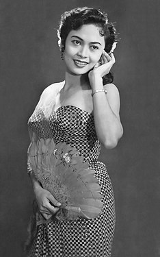 A three-quarter portrait of Ermina Zaenah, an Indonesian actress who acted in thirty films during the 1950s and produced four. (restored and nominated by Chris Woodrich)