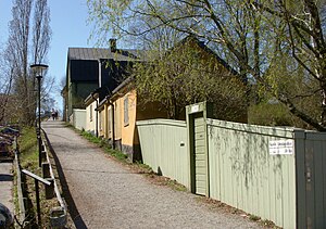 Gamla Lundagatan 6–14 från samma fotopunkt, vy mot väst, 1960 (vänster) och 2011.