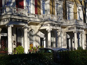 Façade d'hôtel ornée de colonnes doriques.