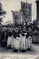 Jeunes filles de Quéménéven pendant la procession du pardon de Notre-Dame de Kergoat (carte postale, auteur inconnu).