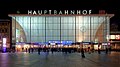 Bahnhofsvorplatz und Empfangsgebäude des Kölner Haupt­bahnhofs bei Nacht (2010)