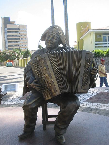 File:Luiz-Gonzaga-Estátua-de-bronze.jpg