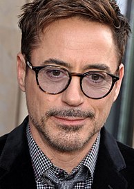 le visage de Robert Downey Jr. avec le tout début du buste (on voit le haut d'une chemise, cravate et veste de costume)