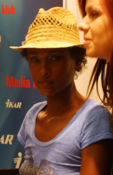 Waris Dirie na autogramiáde v Bratislave (2010).