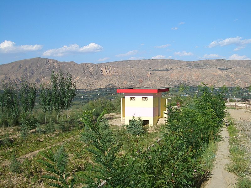 File:5924-Linxia-County-Xihe-township-farm-toilet.jpg