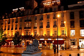 Grand Hotel sett fra Løvebakken på andre den sida av gata. Foto: Ignaz Wiradi, 2011