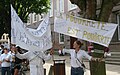 Banderoles en jersiais à Saint-Hélier en 2005 : « La pauvreté est pourrie ».