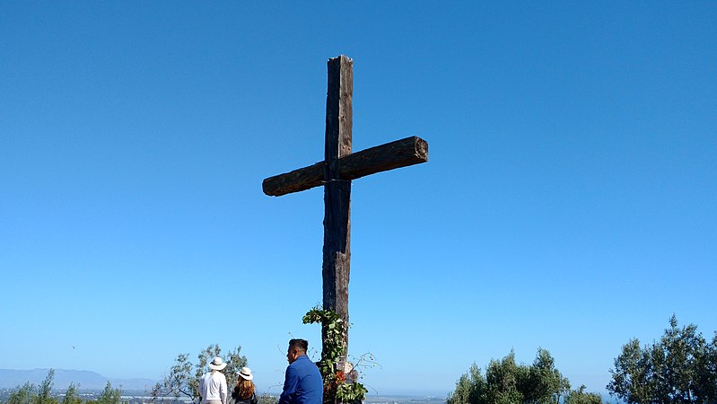 File:Cross on the hill over Ventura.jpg