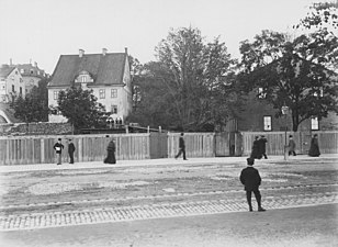 Kvarterets mellersta del, vy från Strandvägen, "Kråkslottet" i bakgrunden.