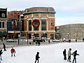 Le Capitole de Québec en janvier 2011. À droite, le mur des fortifications de Québec près de la Porte Saint-Jean