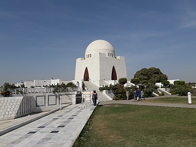 Vido de la ĝardenoj kiuj ĉirkaŭas la maŭzoleon