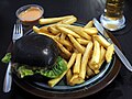 Alcuni hamburger hanno un panino nero, solitamente colorato con nero di seppia.