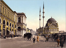 A Praça Tophane num postal datado de c. 1890-1900; à direita: Mesquita Nusretiye; à esquerda: quartéis