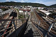 連絡橋からホーム全景。正面は駅舎（右は鳴門線、左は高徳線。鳴門線と駅舎の間にある空き地は待避線跡）