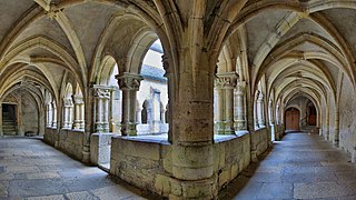 Kreuzgang im Augustinerkloster in Montbenoît