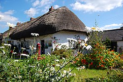 Eines der für Adare typischen Cottages an der Main Street