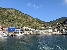 母島港と母島集落