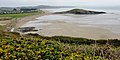 L'anse de Kervijen (en Ploéven) et l'île Salgren (celle-ci en Plonévez-Porzay) vues des falaises en direction de Ty Mark.