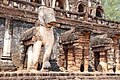 Wat Chang Lom, terrasse inférieur du stupa principal orné d'éléphants protomés en latérite recouverte de stuc