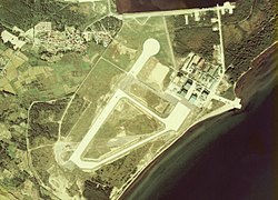 大湊航空基地付近の空中写真（1975年撮影）国土交通省 国土地理院 地図・空中写真閲覧サービスの空中写真を基に作成