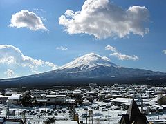 Der Fuji und der Bahnhof Kawaguchiko