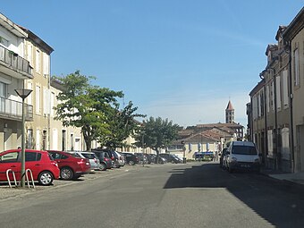 L'Avenue Martial Cazes menant au centre-ville.