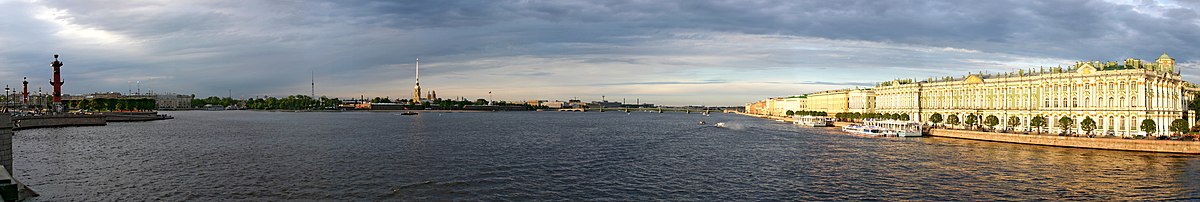 O río Nevá atravesa gran parte do centro da cidade. Esquerda - a Strelka da Illa Vasilievsky, centro - Río Nevá, Fortaleza de San Pedro e San Paulo e Ponte da Trindade, dereita - Peirao do Palacio co Palacio de Inverno.